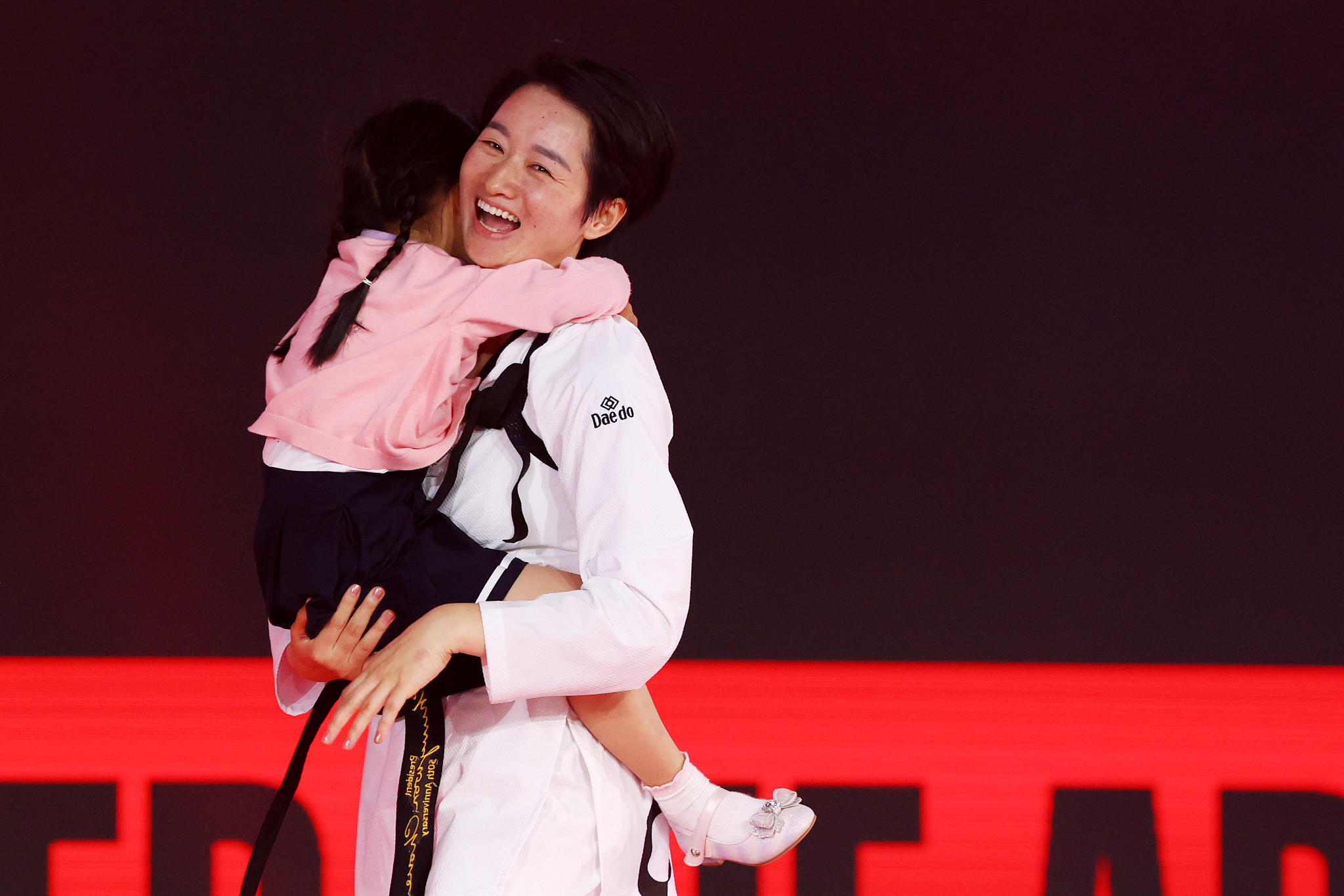 Jingyu Wu pictured with her daughter after her bronze-medal in virtual taekwondo during the Olympic Esports Series  ©Getty Images