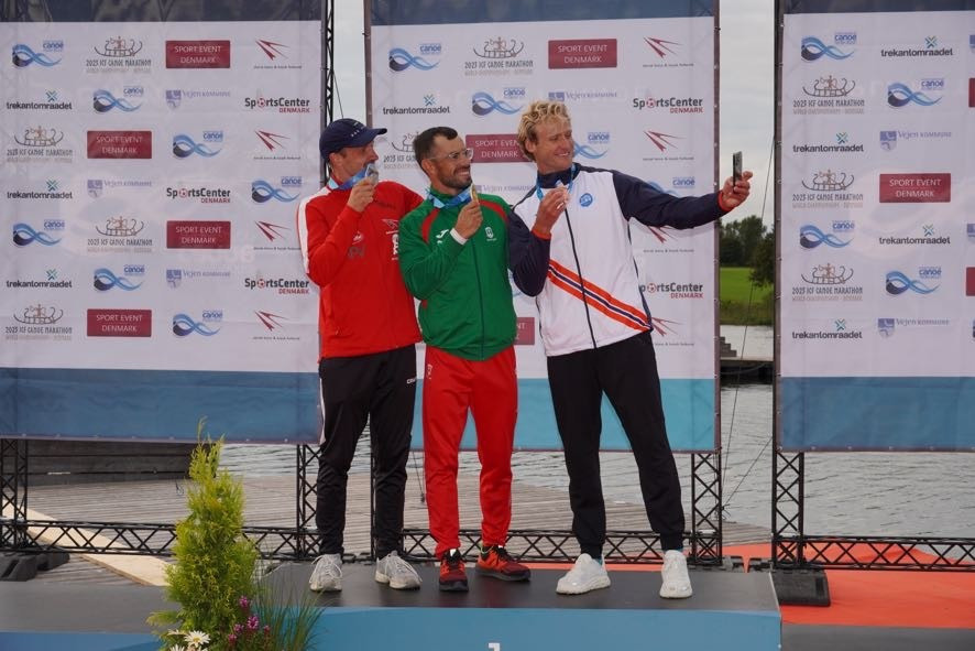 Men's K1 short race medallists put rivalries aside to share a selfie ©Bjørn Thomsen/2023 ICF Canoe Marathon World Championships, Denmark