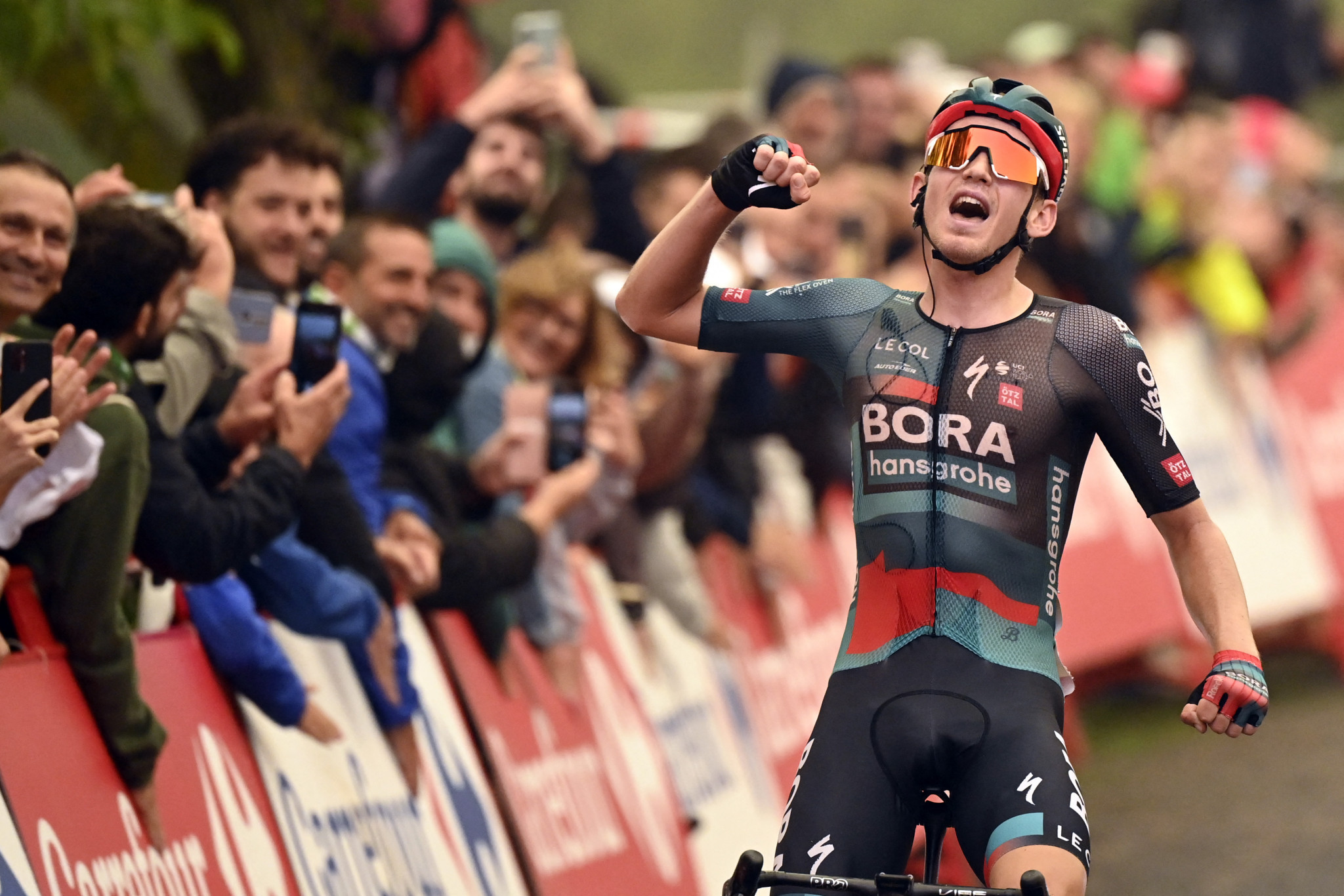 Lennard Kämna celebrates victory on stage nine of the Vuelta a España ©Getty Images