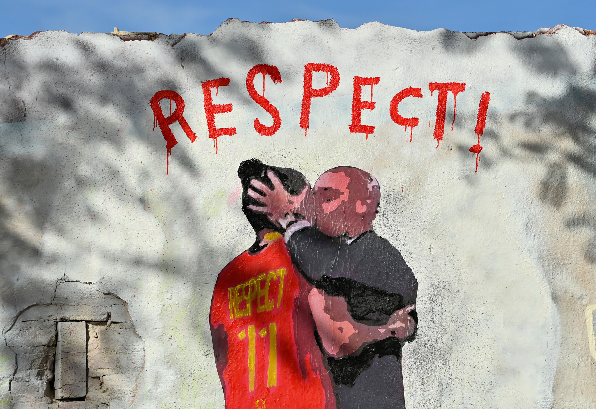 
A mural by Italian artist Salvatore Benintende showing Luis Rubiales kissing Jenni Hermoso in Barcelona ©Getty Images