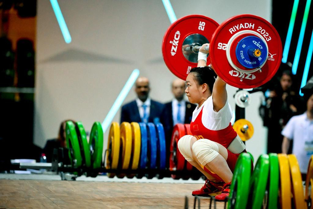 Jiang Huihua claimed world records in both clean and jerk and total in the women's 49kg ©IWF