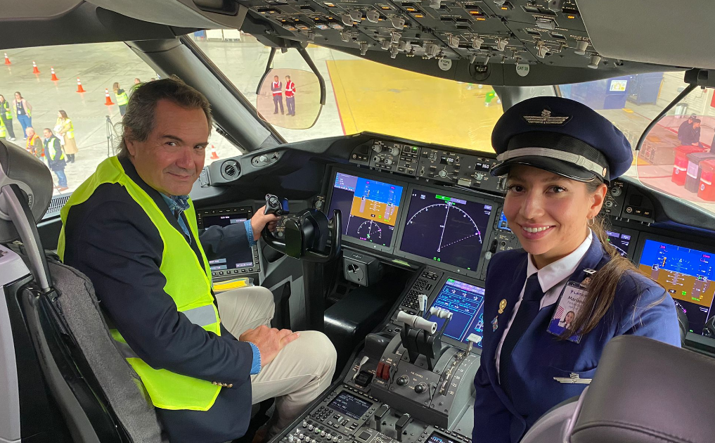 Panam Sports President Neven Ilic in the cockpit of the Boeing 787 Dreamliner that has been donated as the official Santiago 2023 plane by Latam Airlines ©Panam Sports