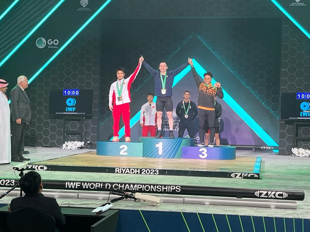 Hampton Morris of the United States stands atop the podium following his success in the clean and jerk ©ITG