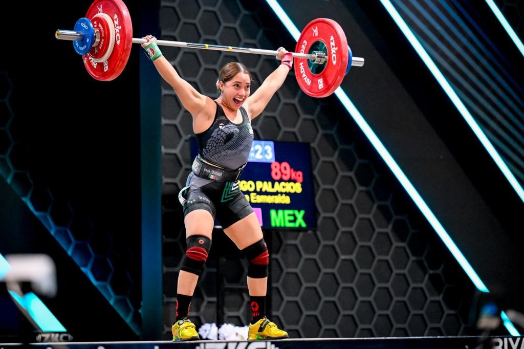 Mexico's Irene Borrego is all smiles after producing another great lift ©IWF