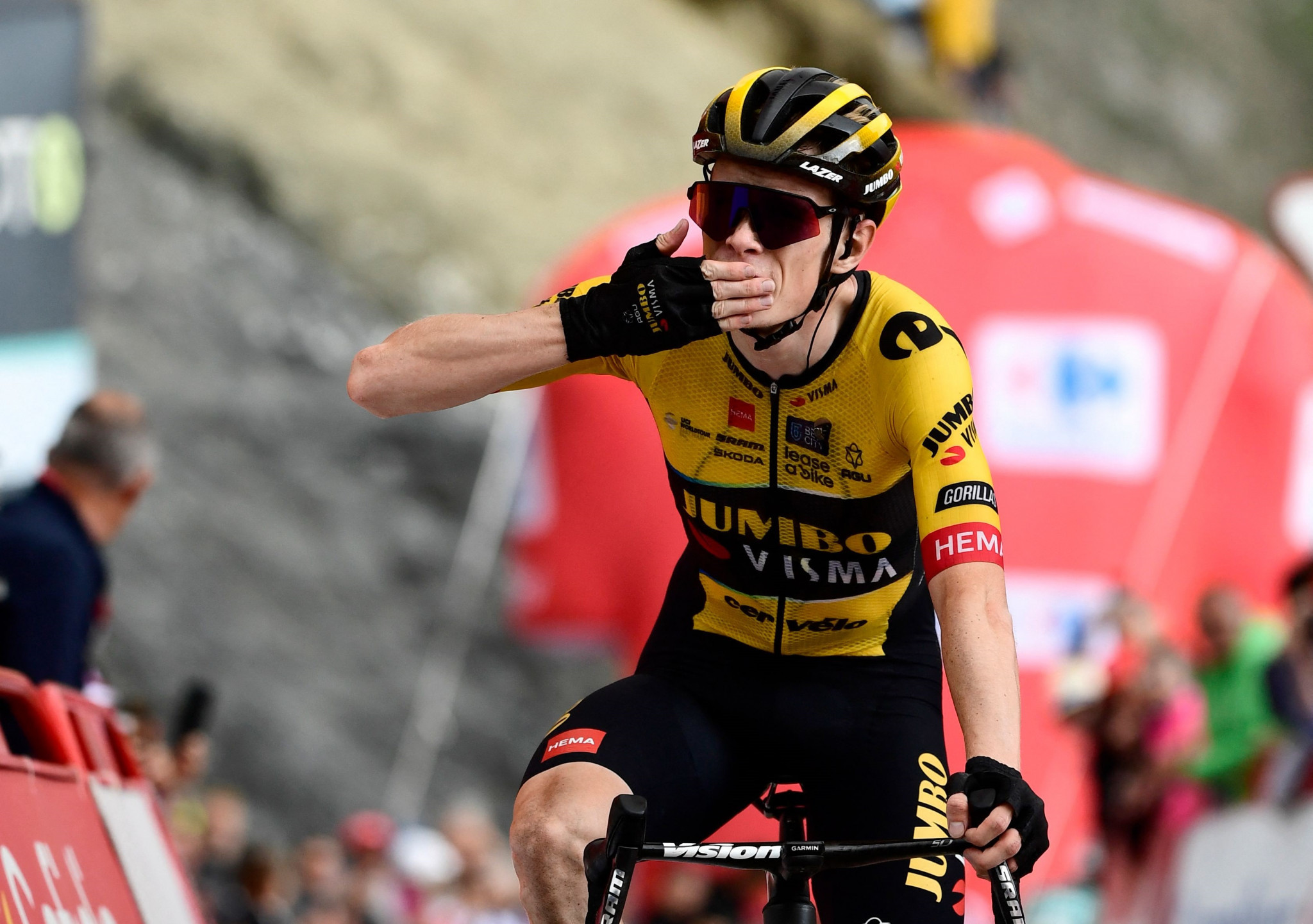 Vingegaard prevails in Jumbo-Visma clean sweep on stage 13 of Vuelta a España