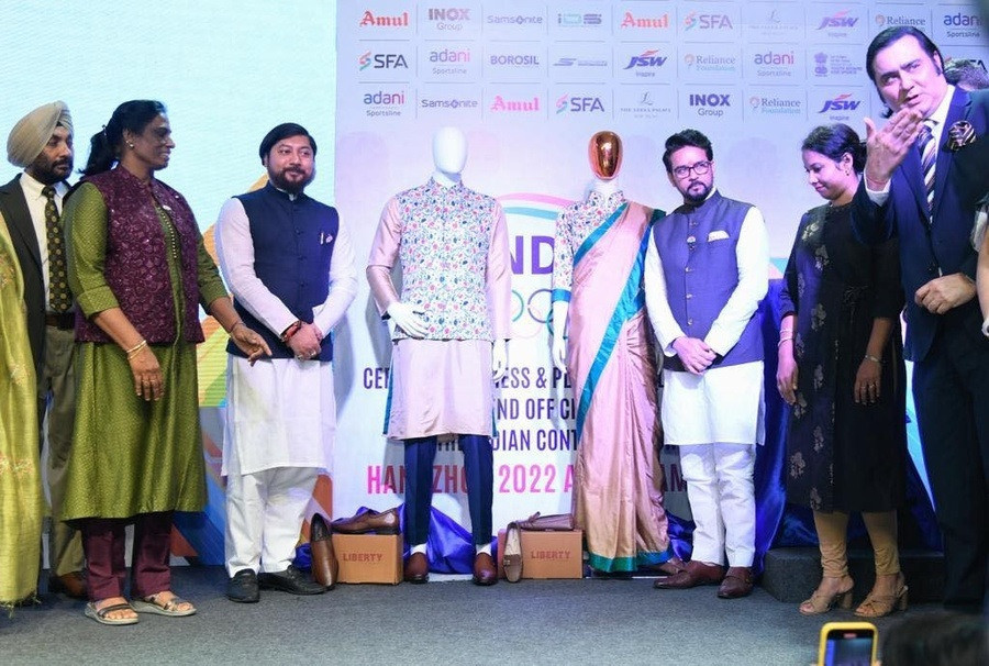 IOA President PT Usha, left, and Indian Sports Minister Anurag Thakur, third from right, present the ceremonial outfits for Hangzhou 2022 ©IOA