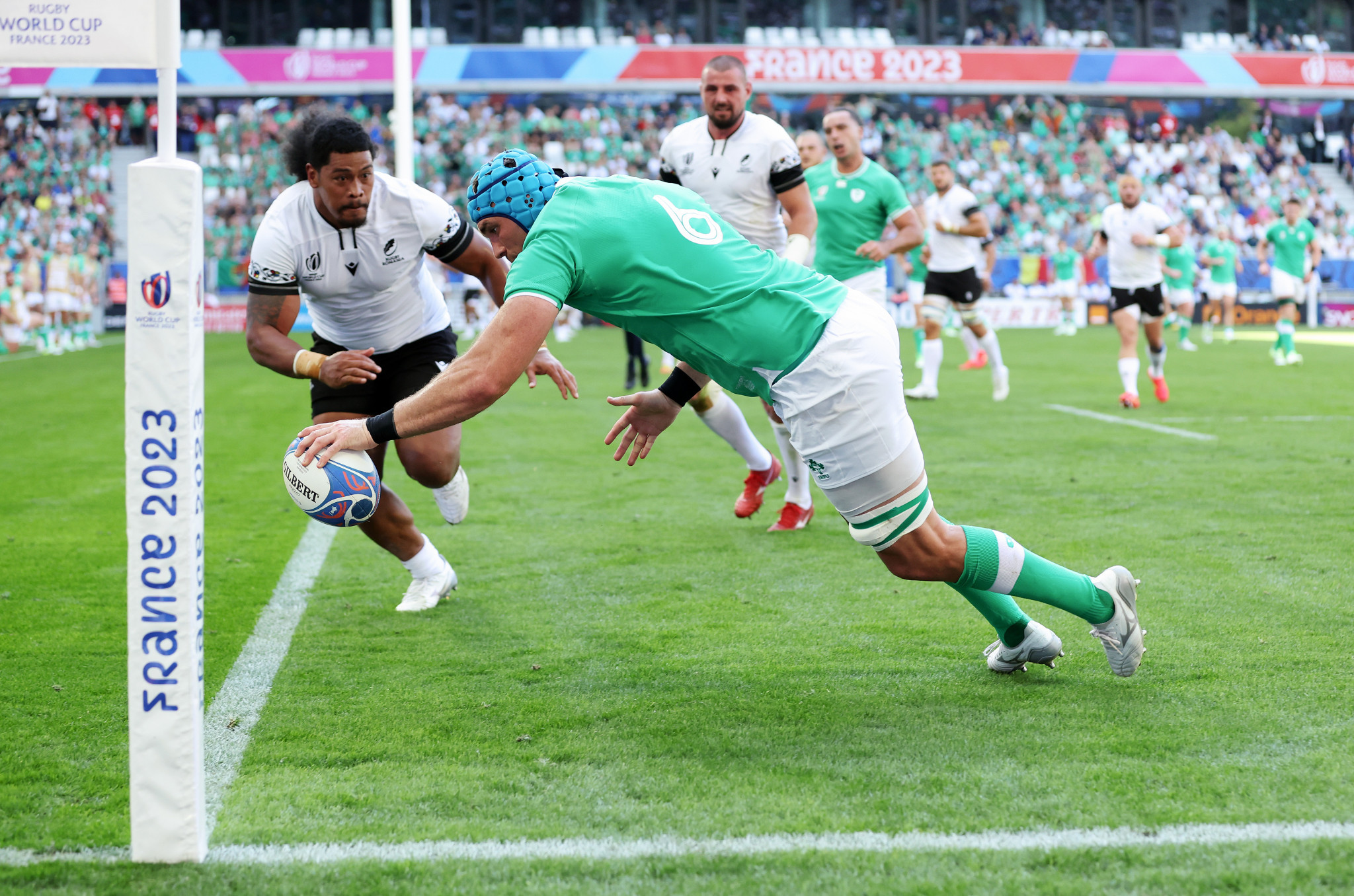Tadhg Beirne scored in the corner as Ireland overcame Romania despite going behind early on in Bordeaux ©Getty Images