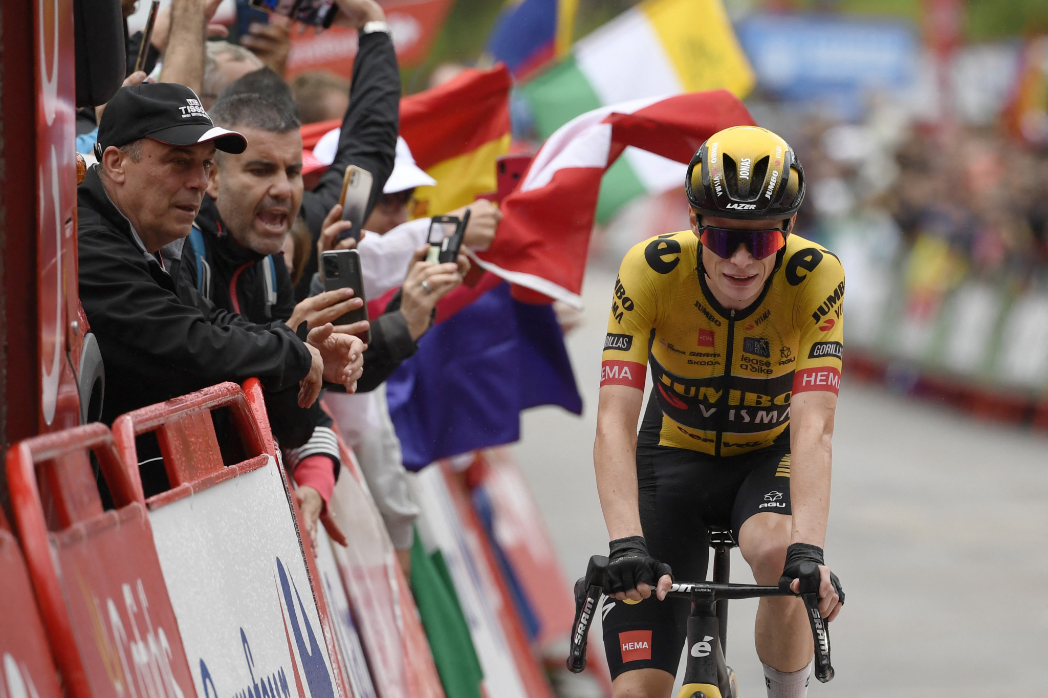 Vingegaard gains ground on Vuelta a España stage 16 with stunning and emotional victory