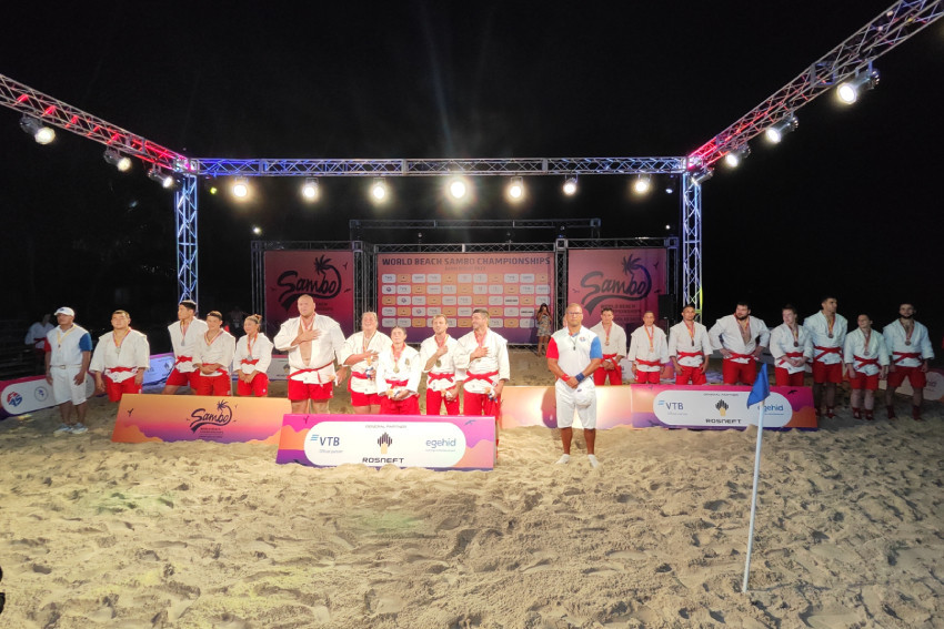 The podium for the team competition at the World Beach Sambo Championships ©FIAS