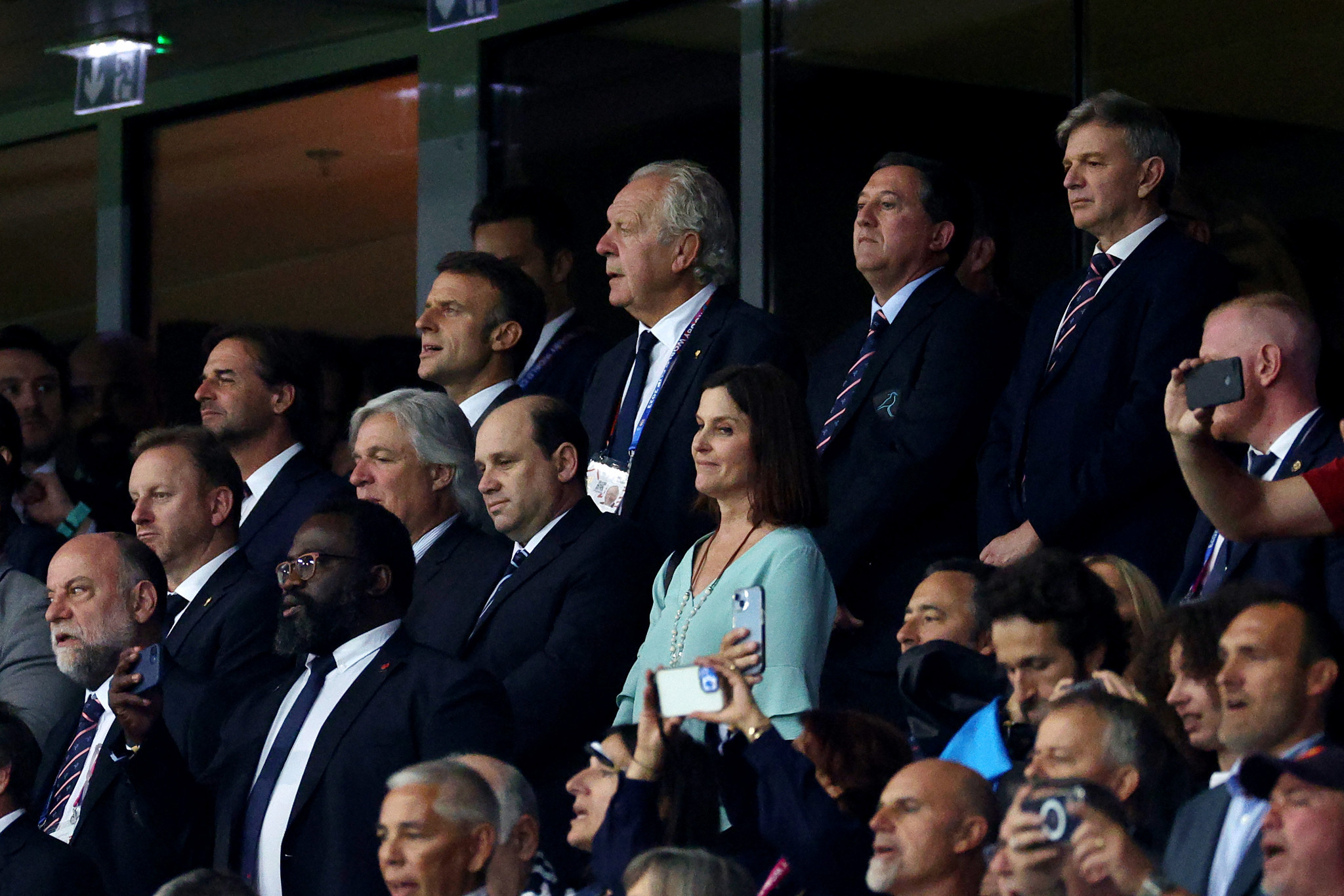French President Emmanuel Macron watches the match alongside World Rugby President Sir Bill Beaumont ©Getty Images