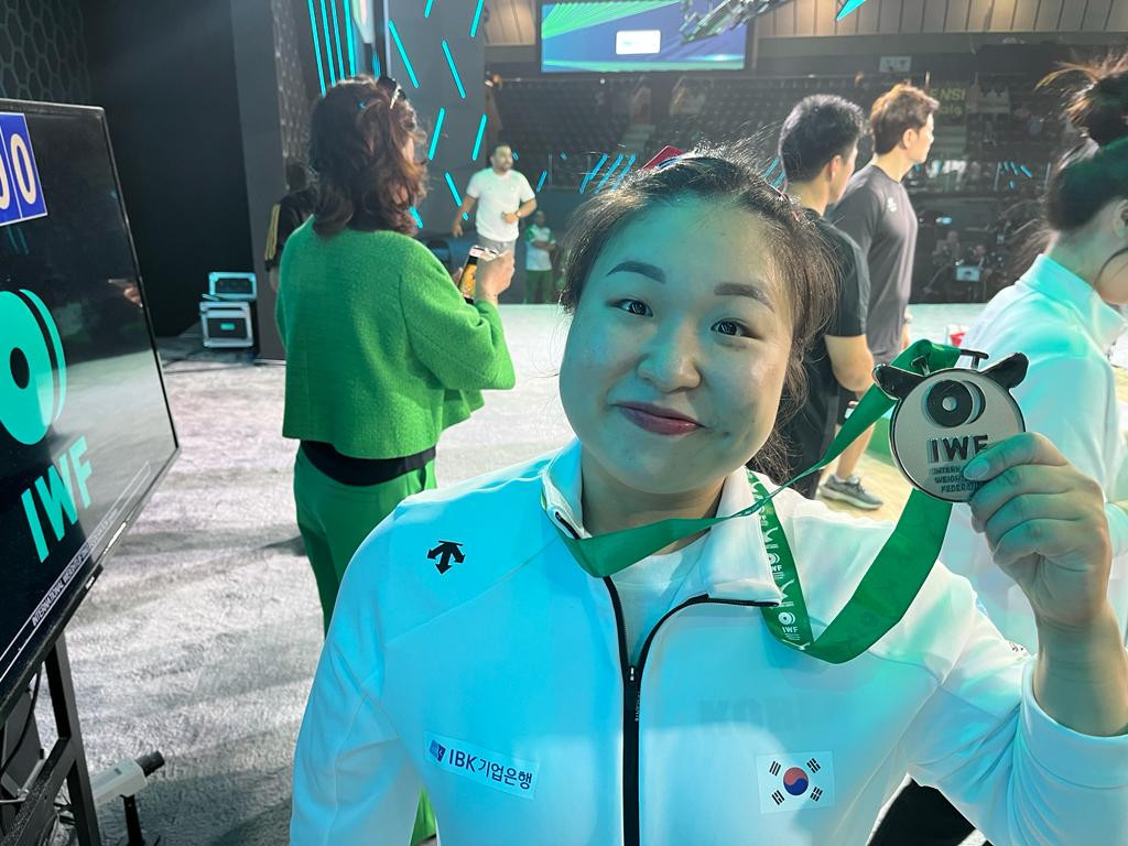 Kim Suhyeon of South Korea with her women's 76kg snatch medal ©ITG