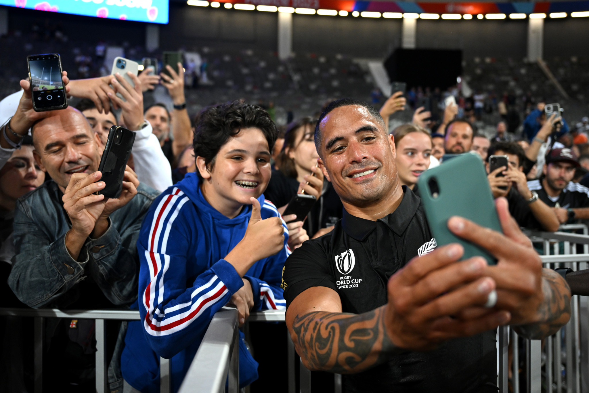 Aaron Smith of New Zealand celebrates with a selfie following the resounding win ©Getty Images