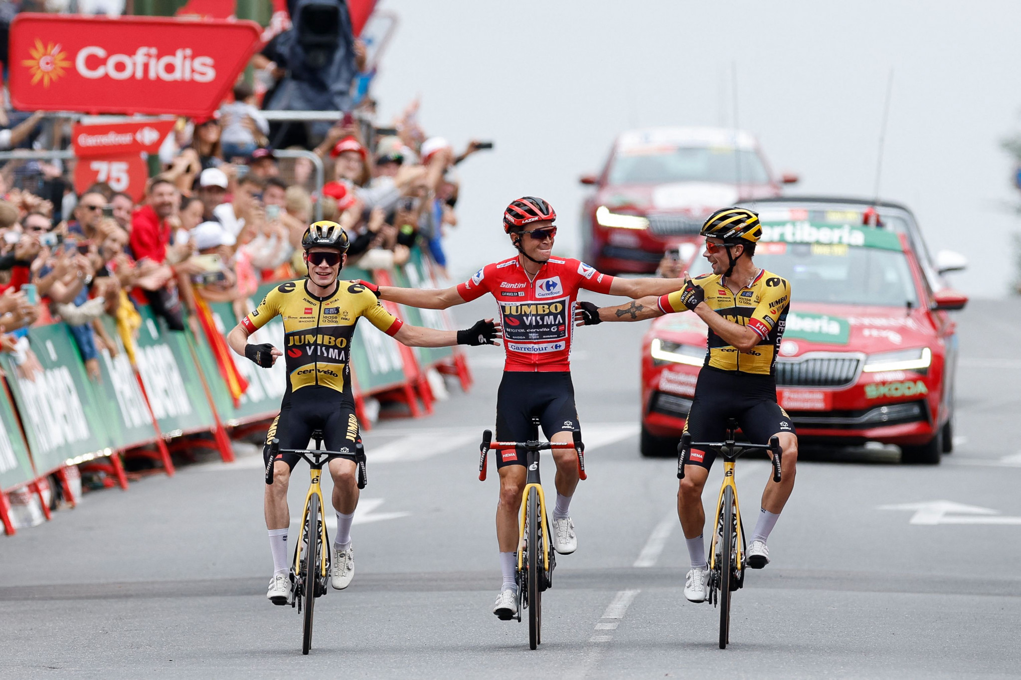 Kuss set to clinch Vuelta a España title as Jumbo-Visma trio cruise across line