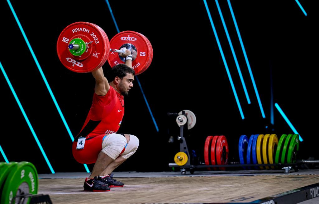 Djuraev wins Uzbekistan's battle of Olympic weightlifting champions