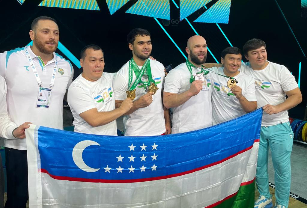 Uzbekistan team celebrates after a one-two in the men's 109kg class ©Brian Oliver