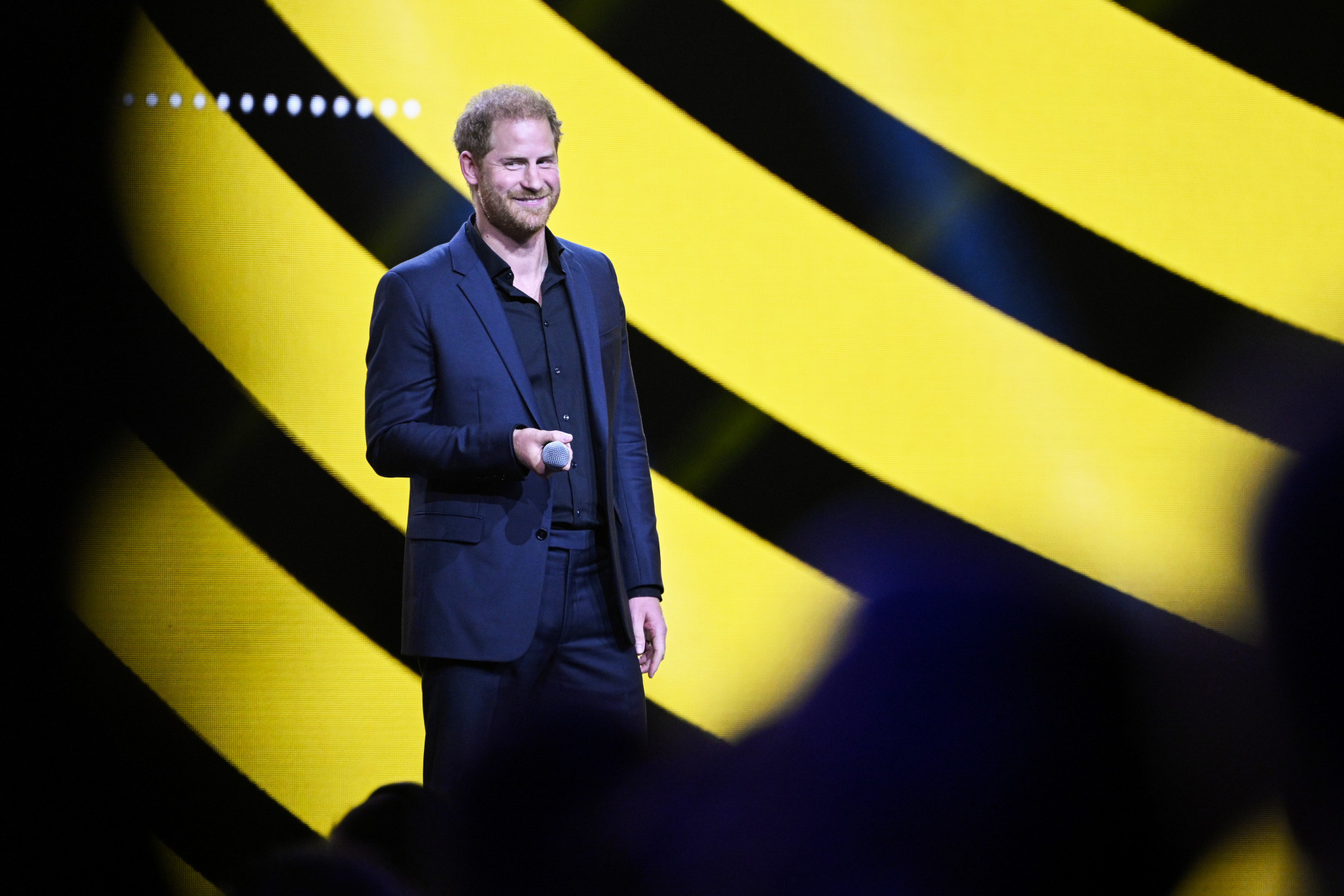 Prince Harry addresses competitors at the Closing Ceremony of the sixth Invictus Games in Düsseldorf ©Getty Images