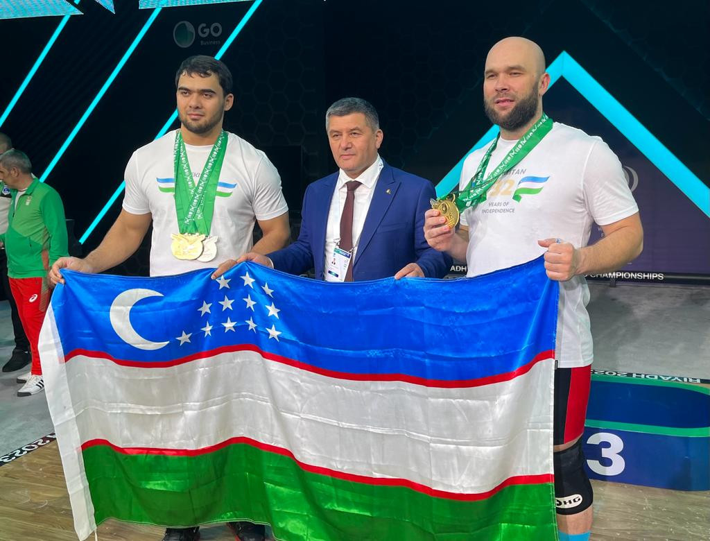
Akbar Djuraev, left, and team-mate Ruslan Nurudinov, right, celebrate with Uzbekistan Weightlifting Federation President Shakrillo Makhmudov ©Brian Oliver