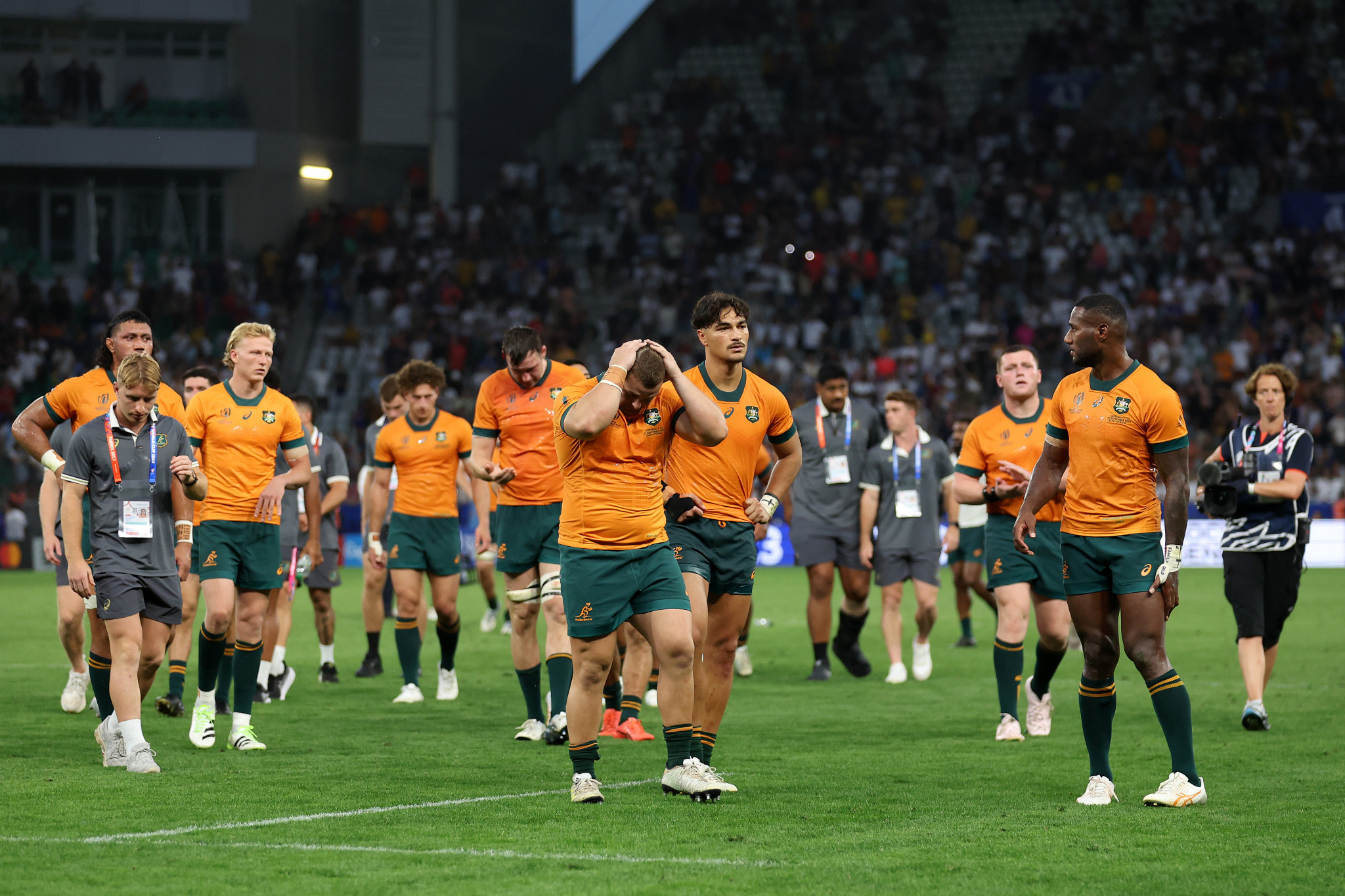 Dejected Australian players walk back after the defeat to Fiji ©Getty Images