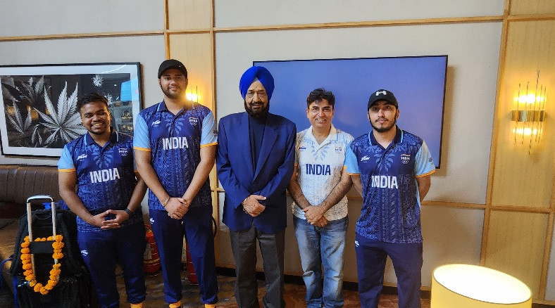 OCA Acting President Randhir Singh. centre, with the Indian esports team for Hangzhou 2022 ©Esports Federation of India 