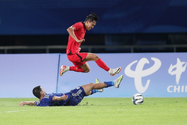 Jeong Woo-yeong skips away from a challenge during South Korea's 4-0 thrashing of Thailand ©Hangzhou 2022