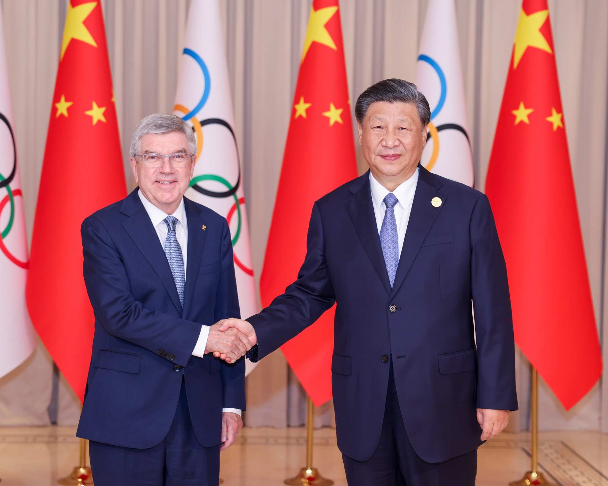 IOC President Thomas Bach, left, met Chinese leader Xi Jinping in Hangzhou ©Chinese Foreign Ministry