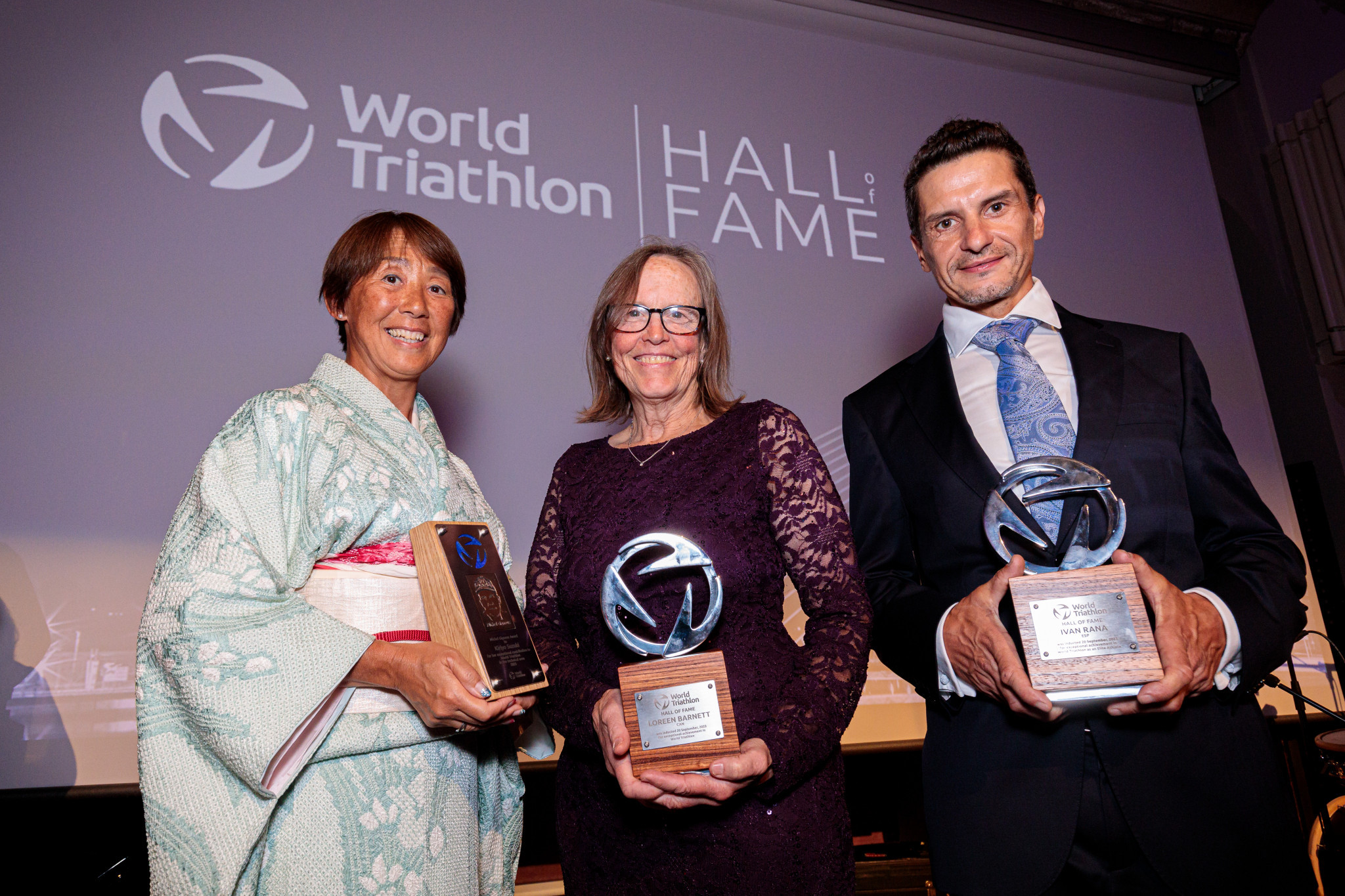 Kiriyo Suzuki, left, and Loreen Barnett, centre, and Iván Raña, right, were all inducted to the World Triathlon Hall of Fame ©World Triathlon