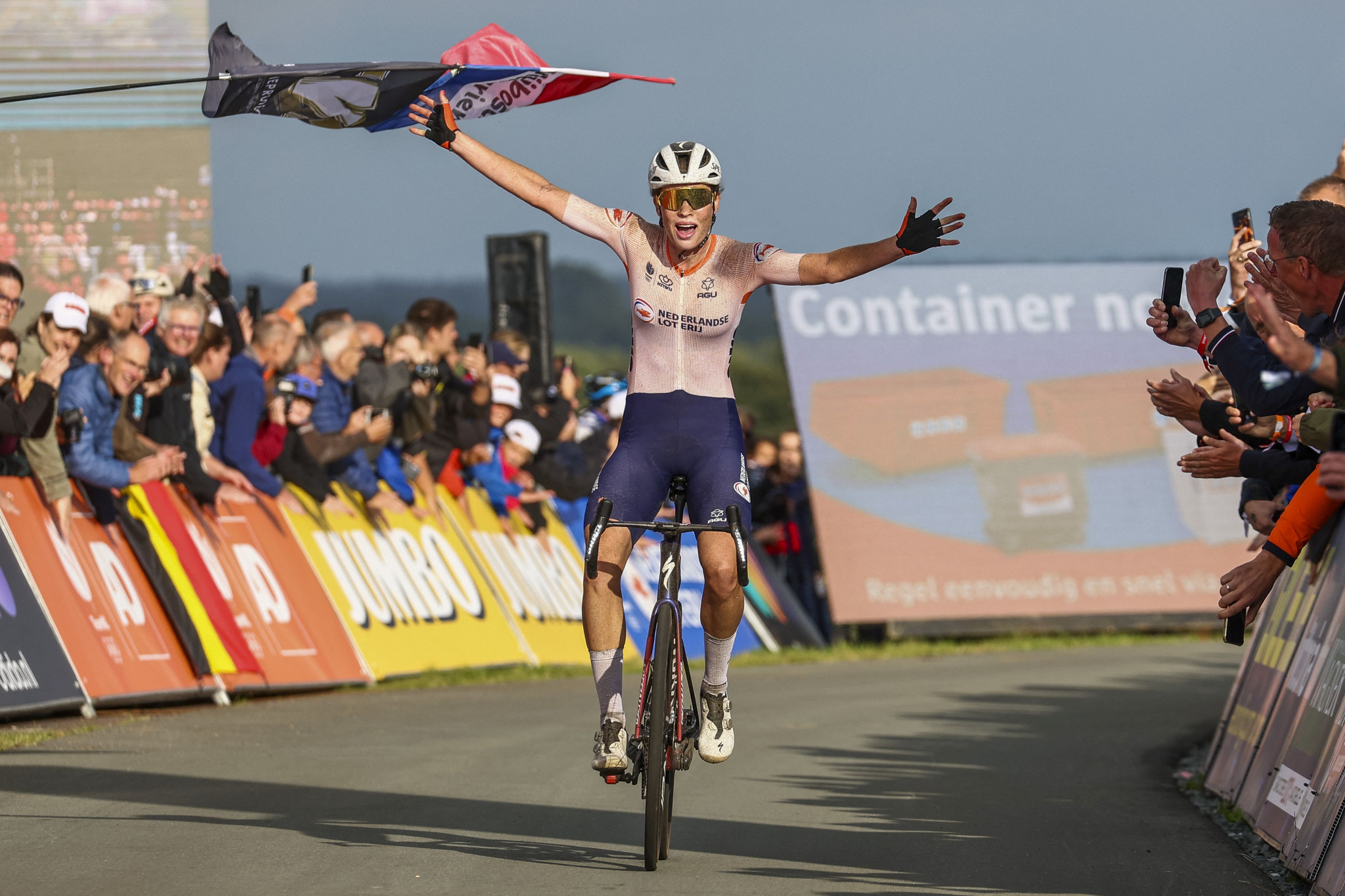 Bredewold becomes youngest winner of women’s road race at UEC European Championships