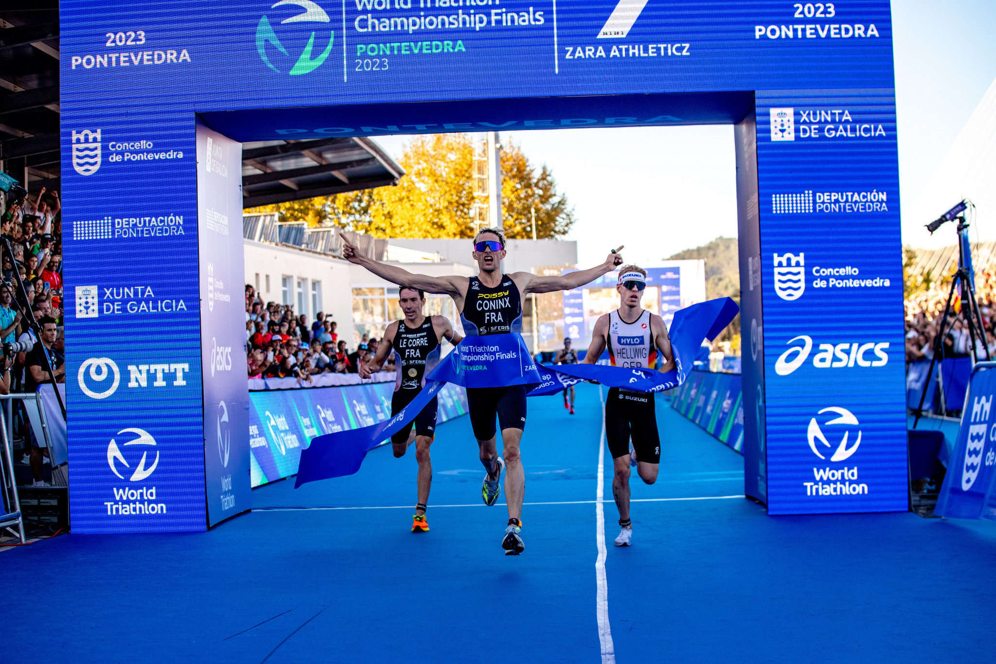 France's Dorian Coninx, centre, triumphed in a sprint to win the race in Pontevedra and the men's world title ©World Triathlon