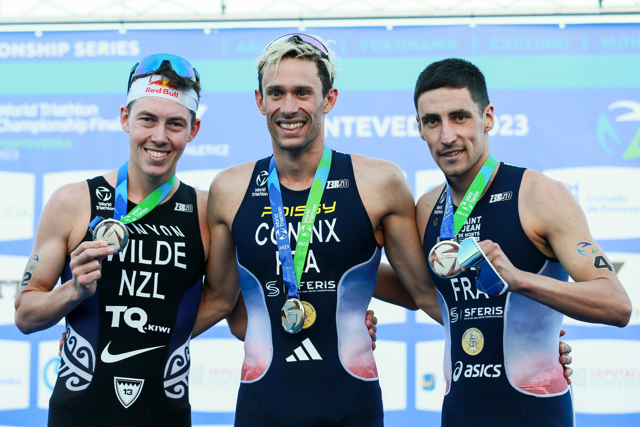 Hayden Wilde of New Zealand, left, had to settle for second overall after finishing ninth in Pontevedra, including a damaging 15sec penalty ©World Triathlon