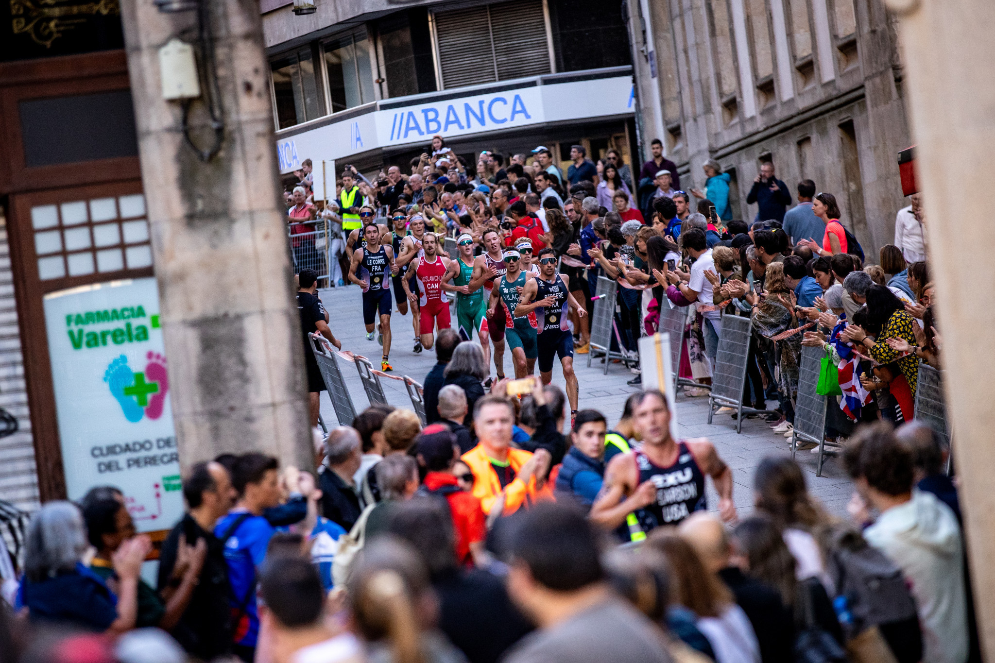 Significant crowds lined the streets of Pontevedra to watch the elite men's race at the World Triathlon Championship Finals ©World Triathlon