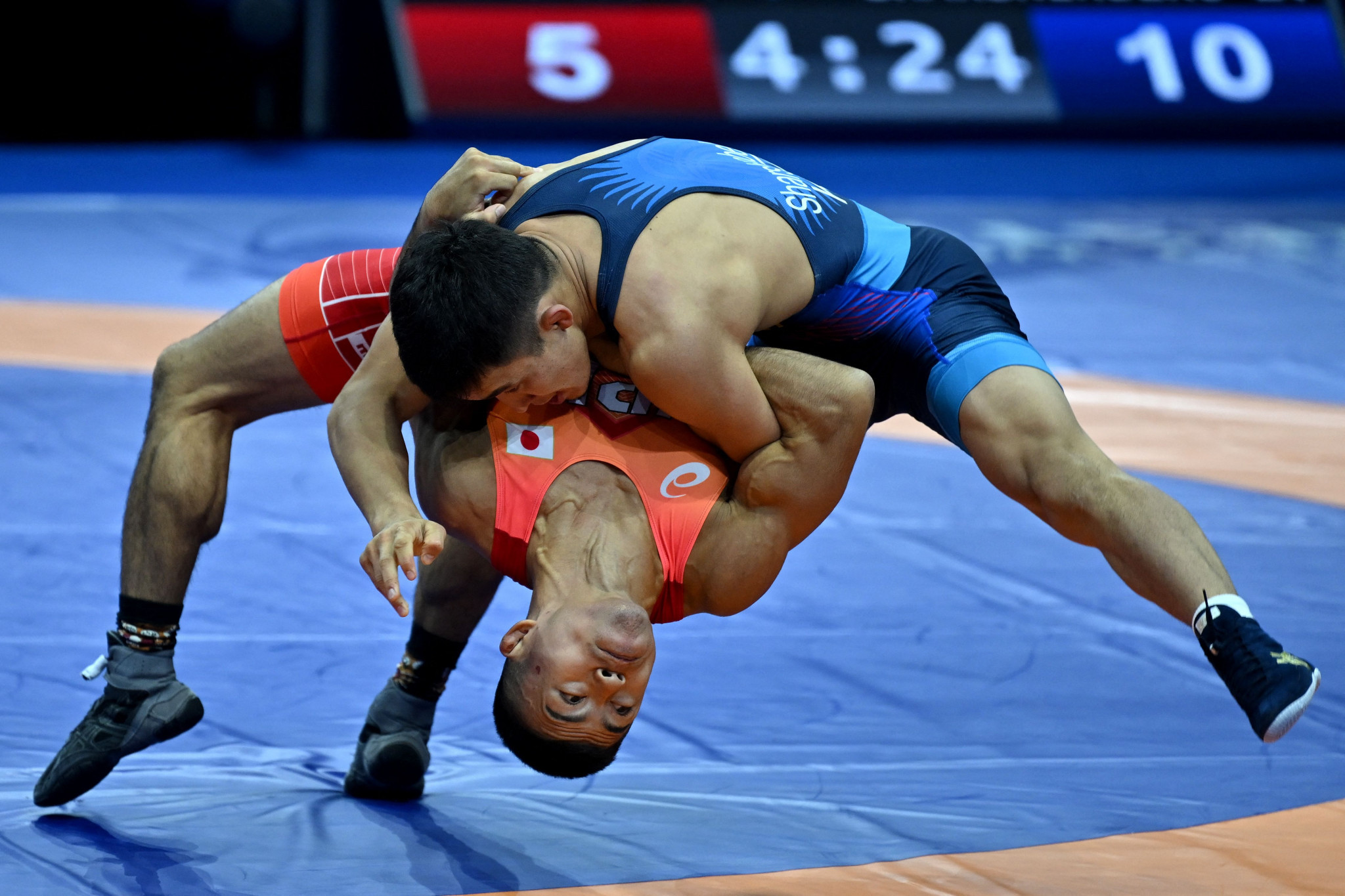 Zholaman Sharshenbekov, in blue, on his way to winning men's 60kg gold at the World Wrestling Championships ©Getty Images