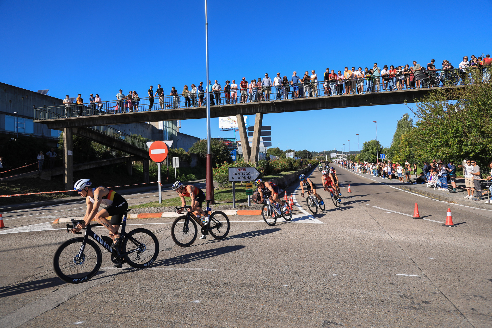 Significant stretches of the eight-lap 40km bike route were lined with spectators in the city of Pontevedra, which has a population of less than 100,000 ©World Triathlon