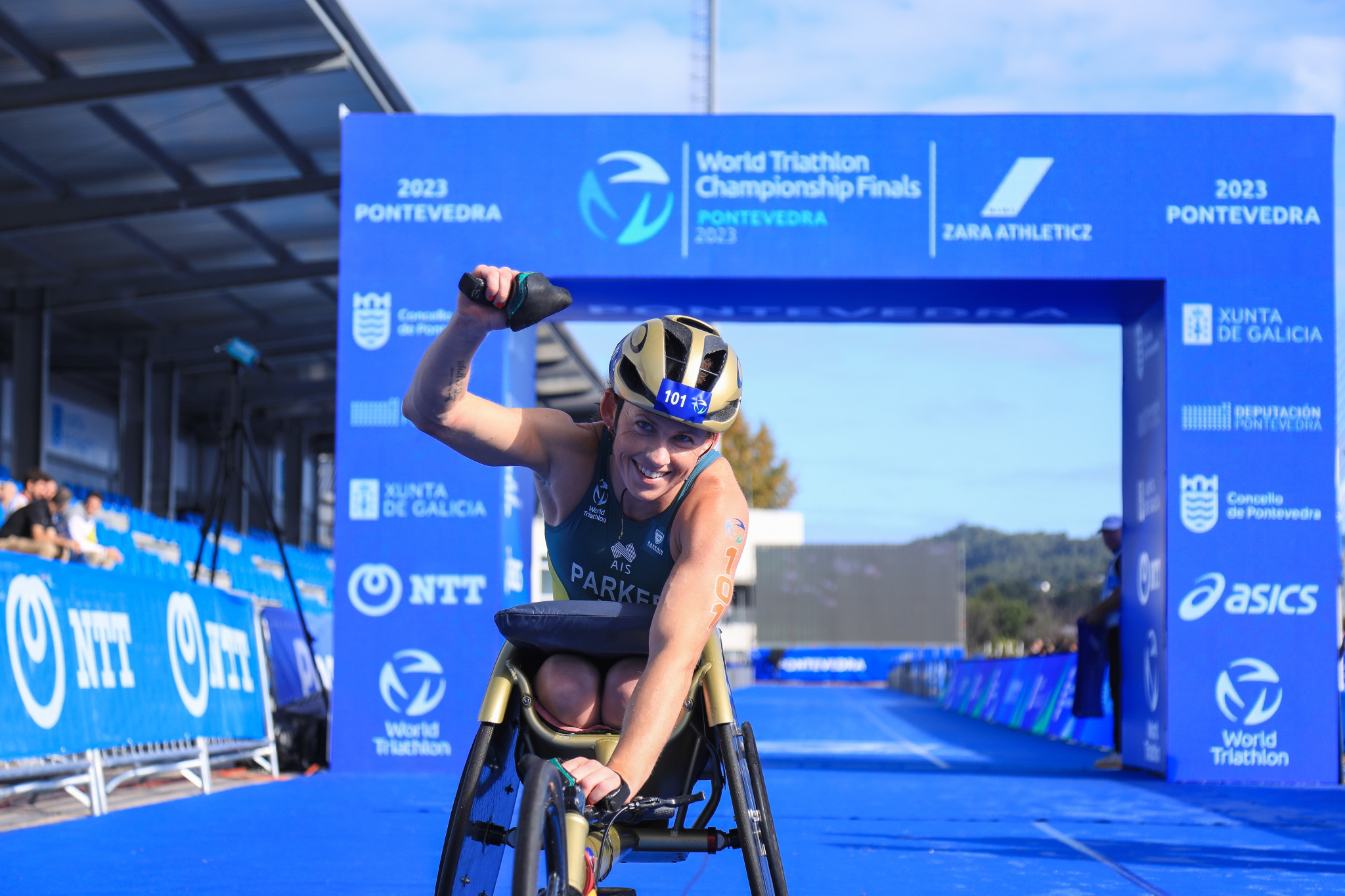 Australia's Lauren Parker won gold in the women's wheelchair race to end the unbeaten run of the United States' Kendall Gretsch which dated back to Tokyo 2020 ©World Triathlon