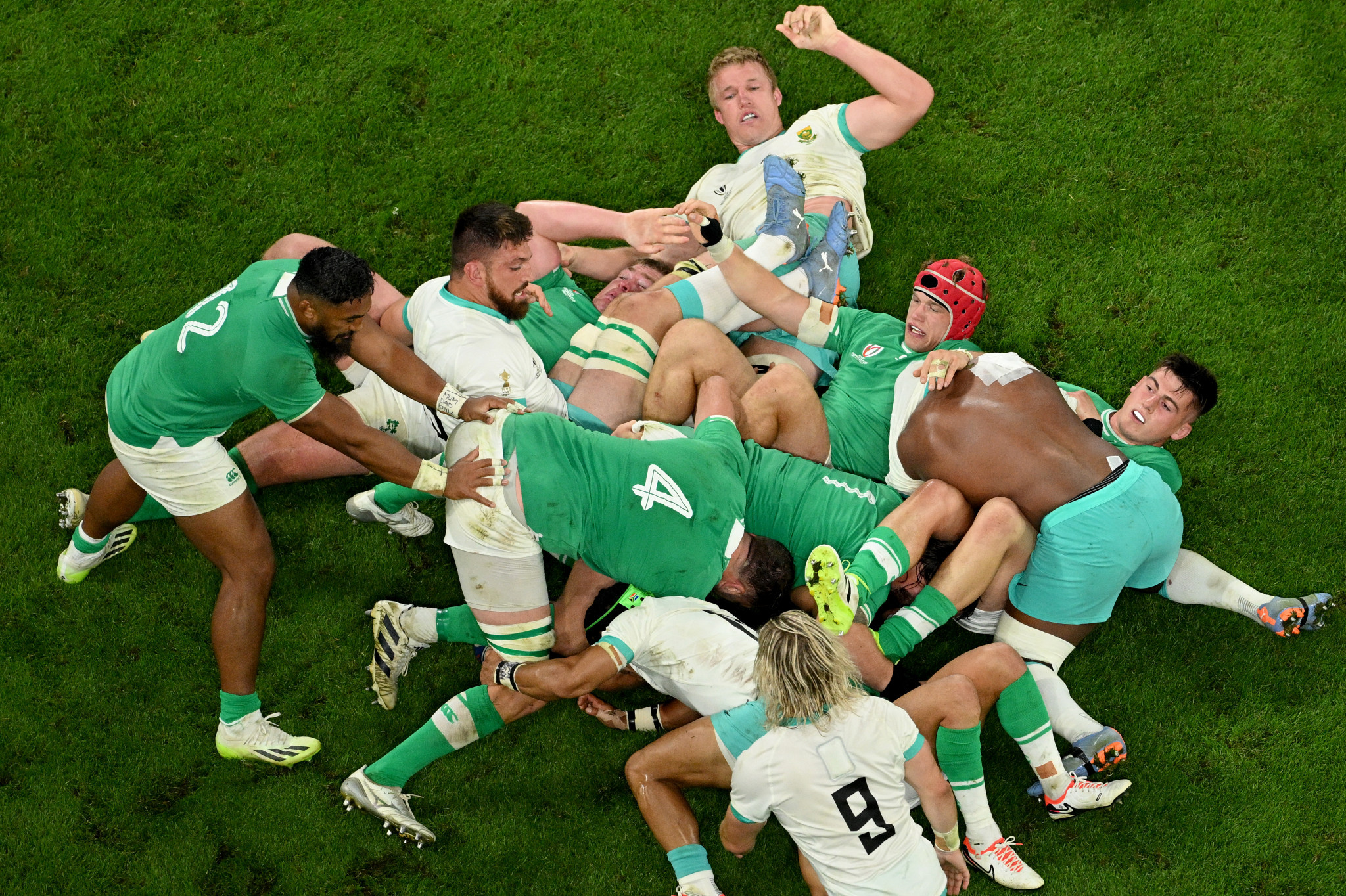 Ireland, in green, beat reigning champions South Africa in a physical encounter in Paris ©Getty Images