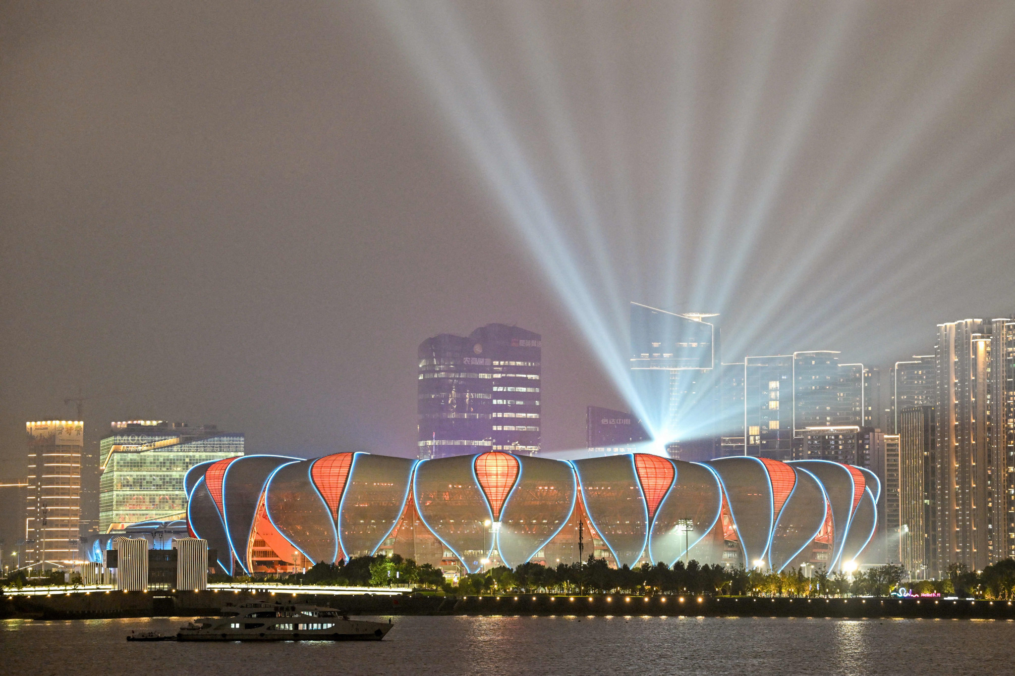 Hangzhou 2022 organisers opted for light shows instead of the traditional fireworks ©Getty Images