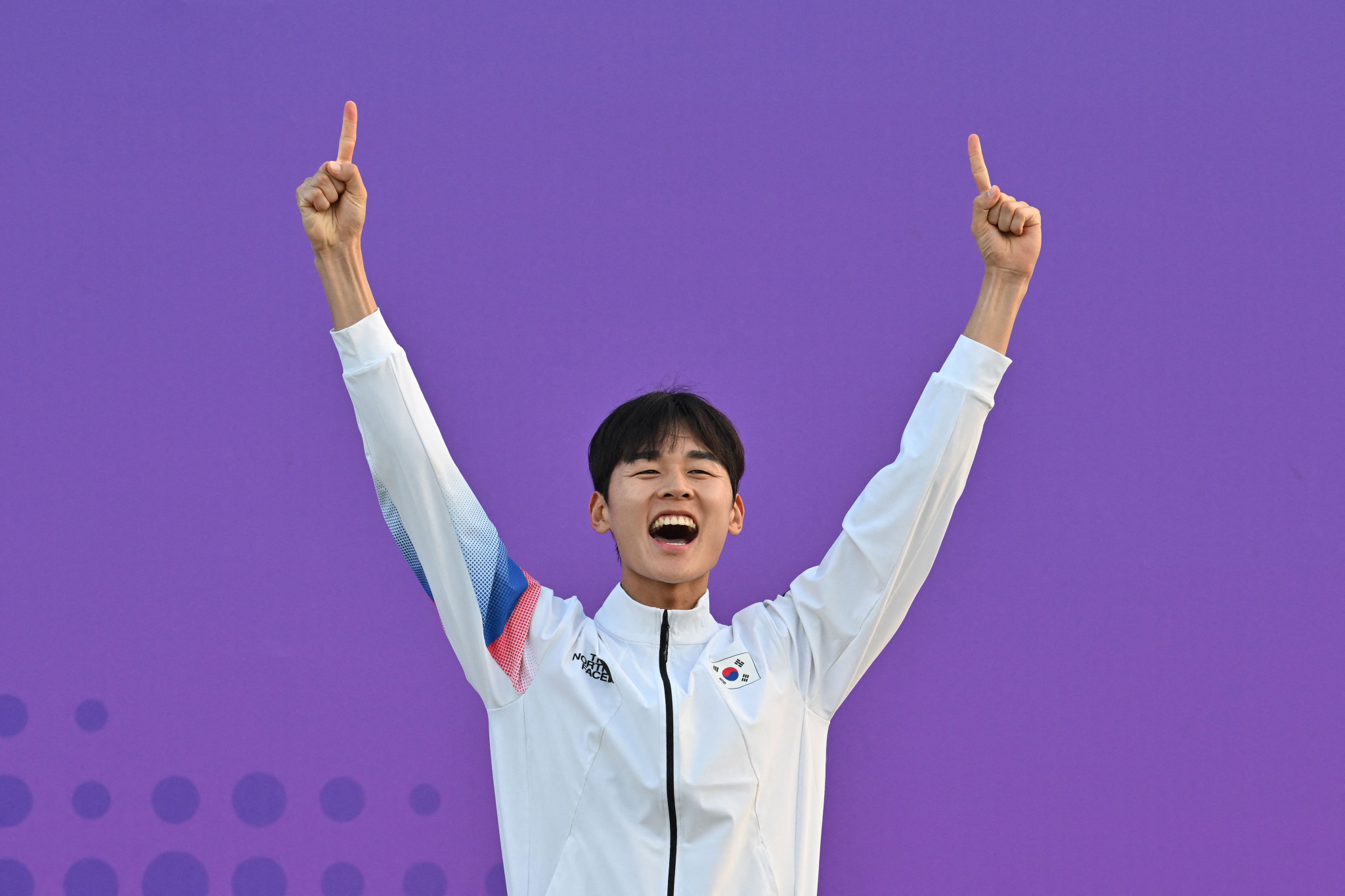 South Korea’s Jun Woong-tae celebrates after winning the men's individual modern pentathlon title that booked his country a quota at Paris 2024 ©Getty Images