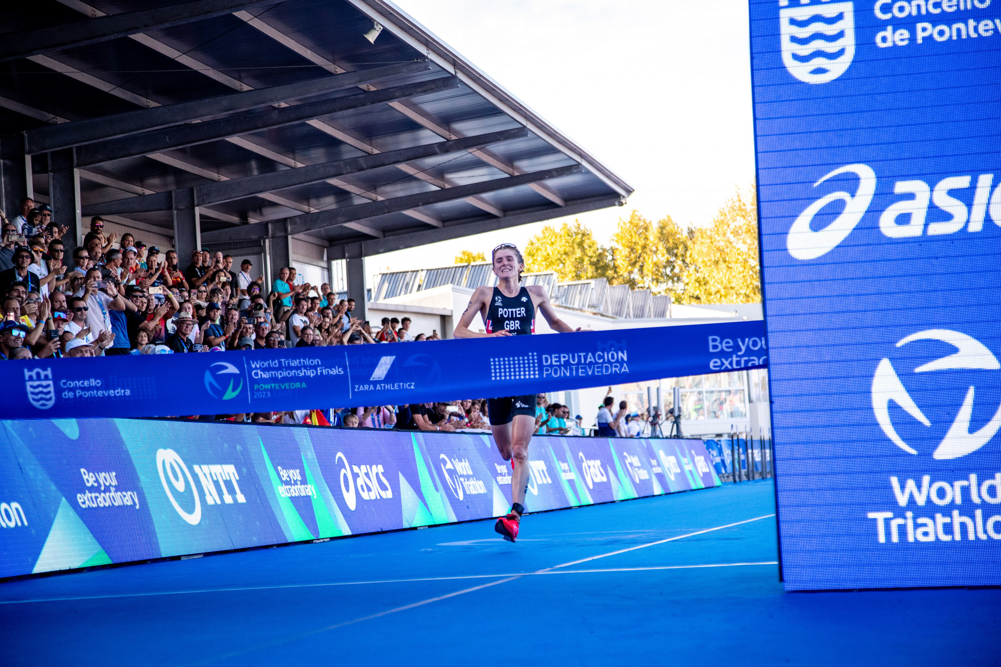 Britain's Beth Potter produced a superb run to win the elite women's race in Pontevedra and be crowned world champion for the first time ©World Triathlon