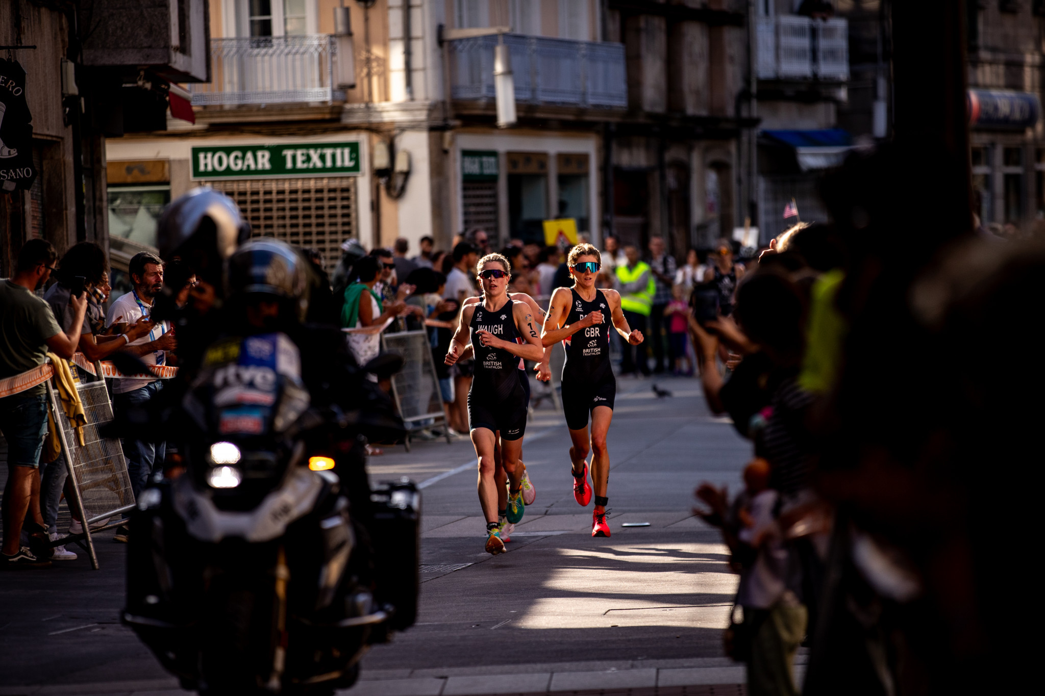 Britain's Beth Potter, right, pulled clear of Kate Waugh, left, on the final lap of the run through the narrow streets of Pontevedra's old town, but her compatriot was able to earn a fine second-place finish on the day ©World Triathlon
