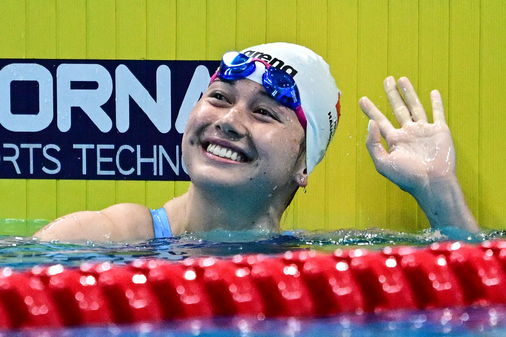 Hong Kong's Siobhan Haughey is all smiles after clinching women's 200m freestyle gold in an Asian Games record time ©Getty Images