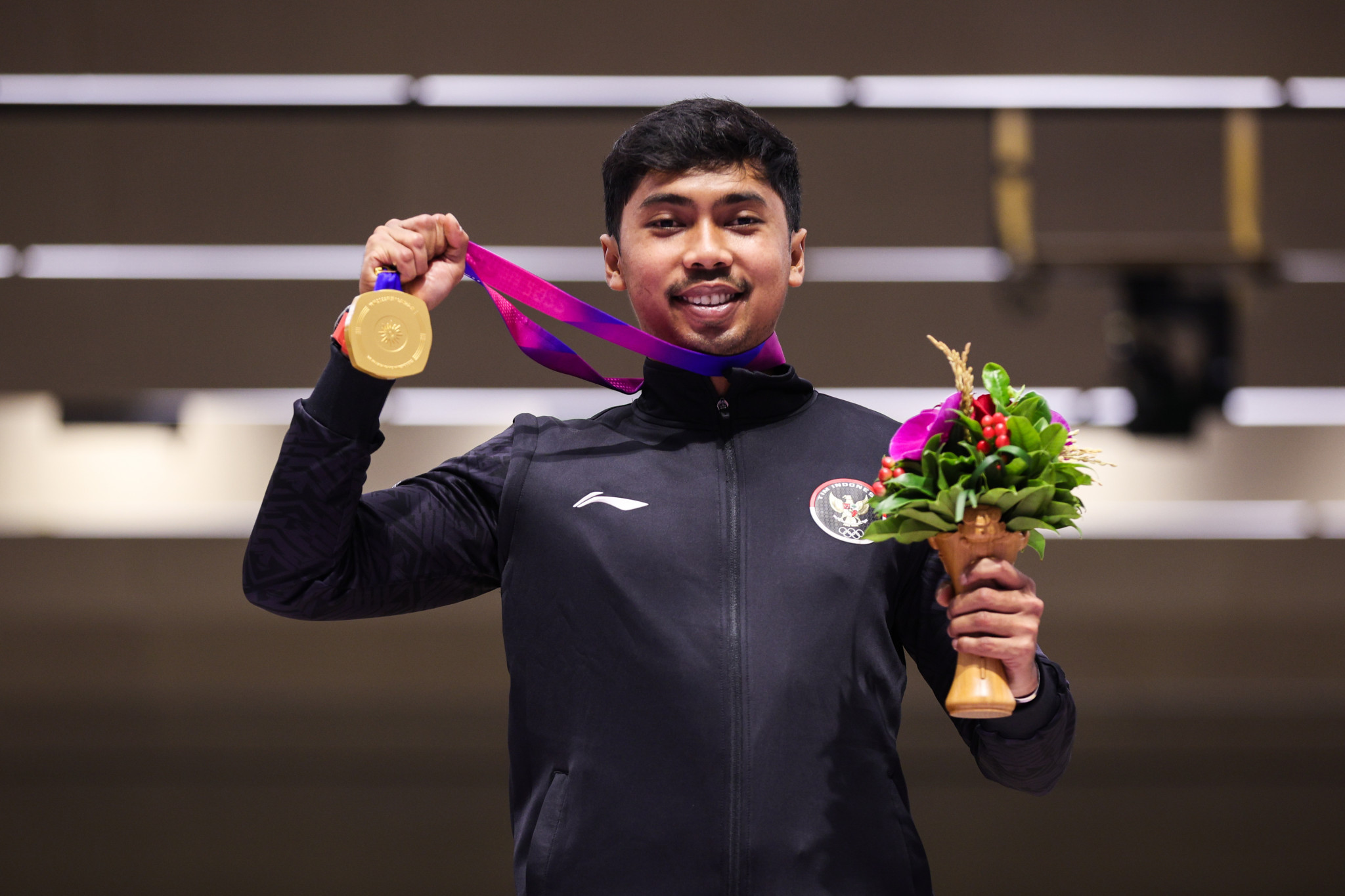Muhammad Sejahtera Dwi Putra of Indonesia won his second shooting gold medal in as many days, this time in the men's mixed 10m running target ©Hangzhou 2022