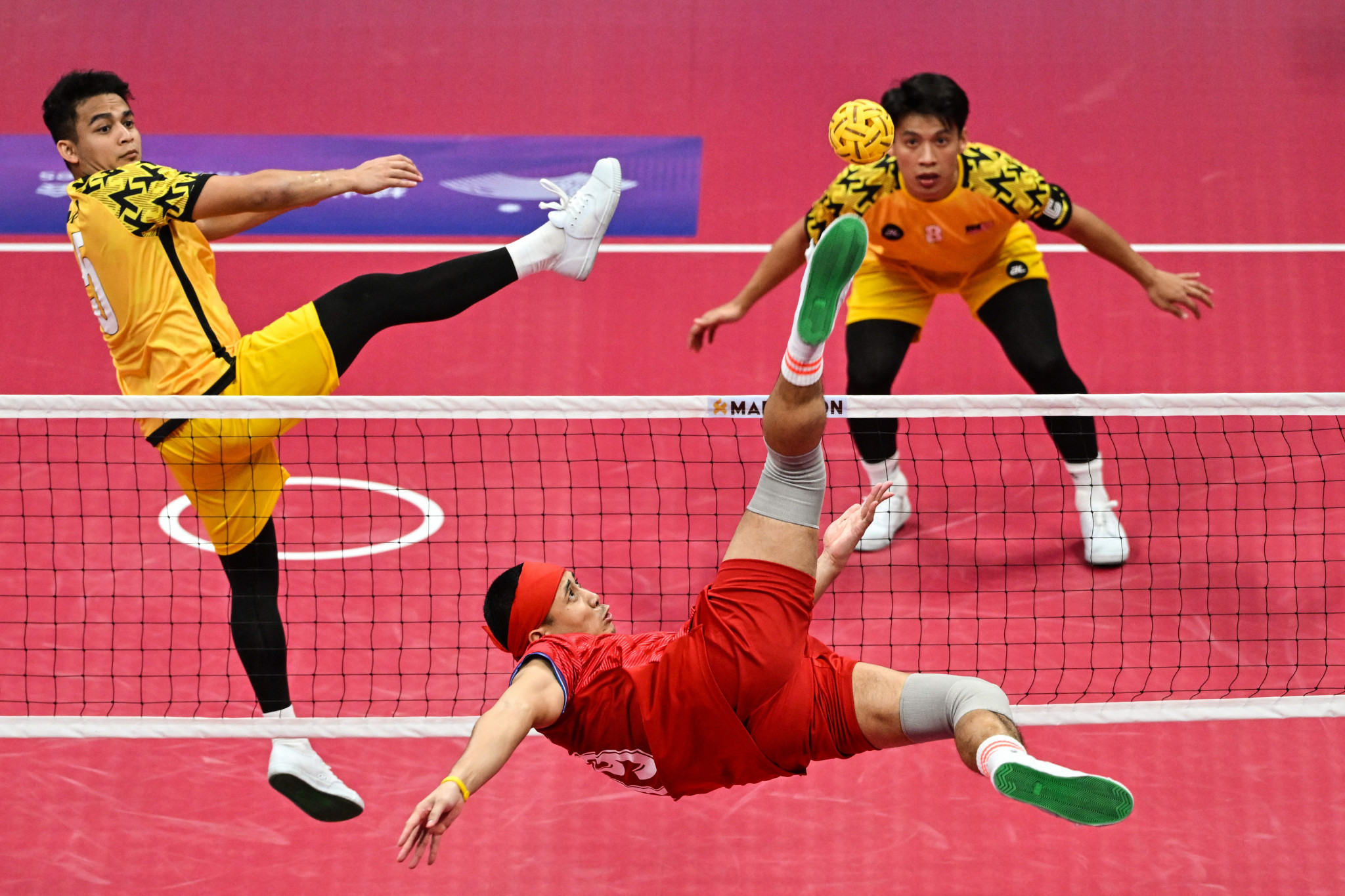  Varayut Jantarasena produces another acrobatic effort in Thailand's victory over Malaysia to win sepak takraw gold ©Getty Images