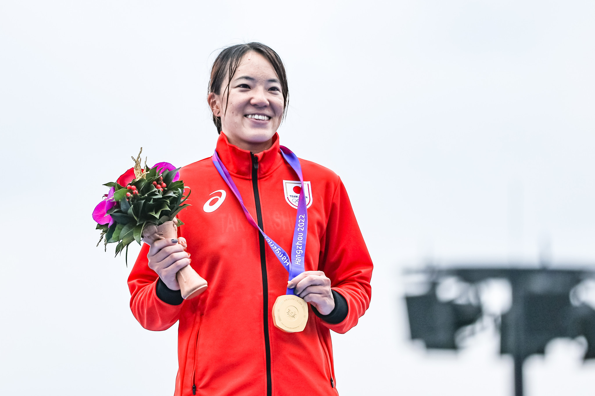 Yuko Takahashi won the women's individual triathlon gold to emulate compatriot Kenji Nener's men's victory from yesterday ©Hangzhou 2022