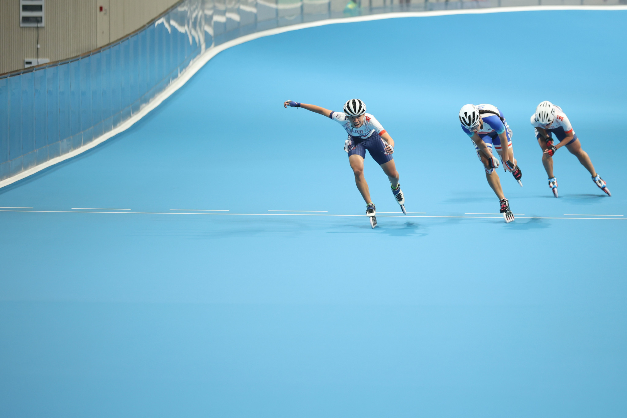 Chinese Taipei's Shih Pei-yu, left, clinched the first roller skating title of the Games in the women's speed skating 10,000m point-elimination race ©Hangzhou 2022
