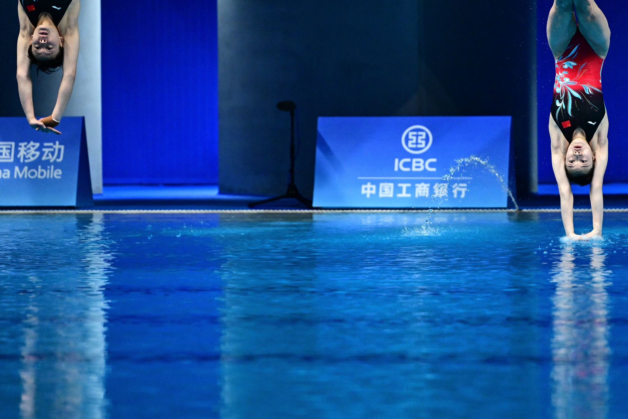 Chen Yiwen, left, and Chang Yani continued China's perfect record in the diving competitions at Hangzhou 2022 ©Getty Images