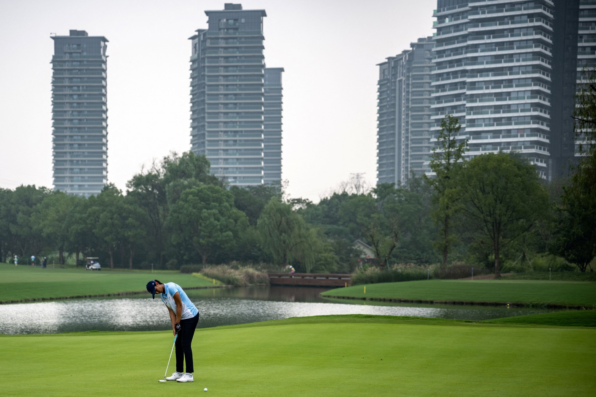 Aditi Ashok of India rolls the ball into the hole on her way to the women's golf crown in Hangzhou ©Getty Images