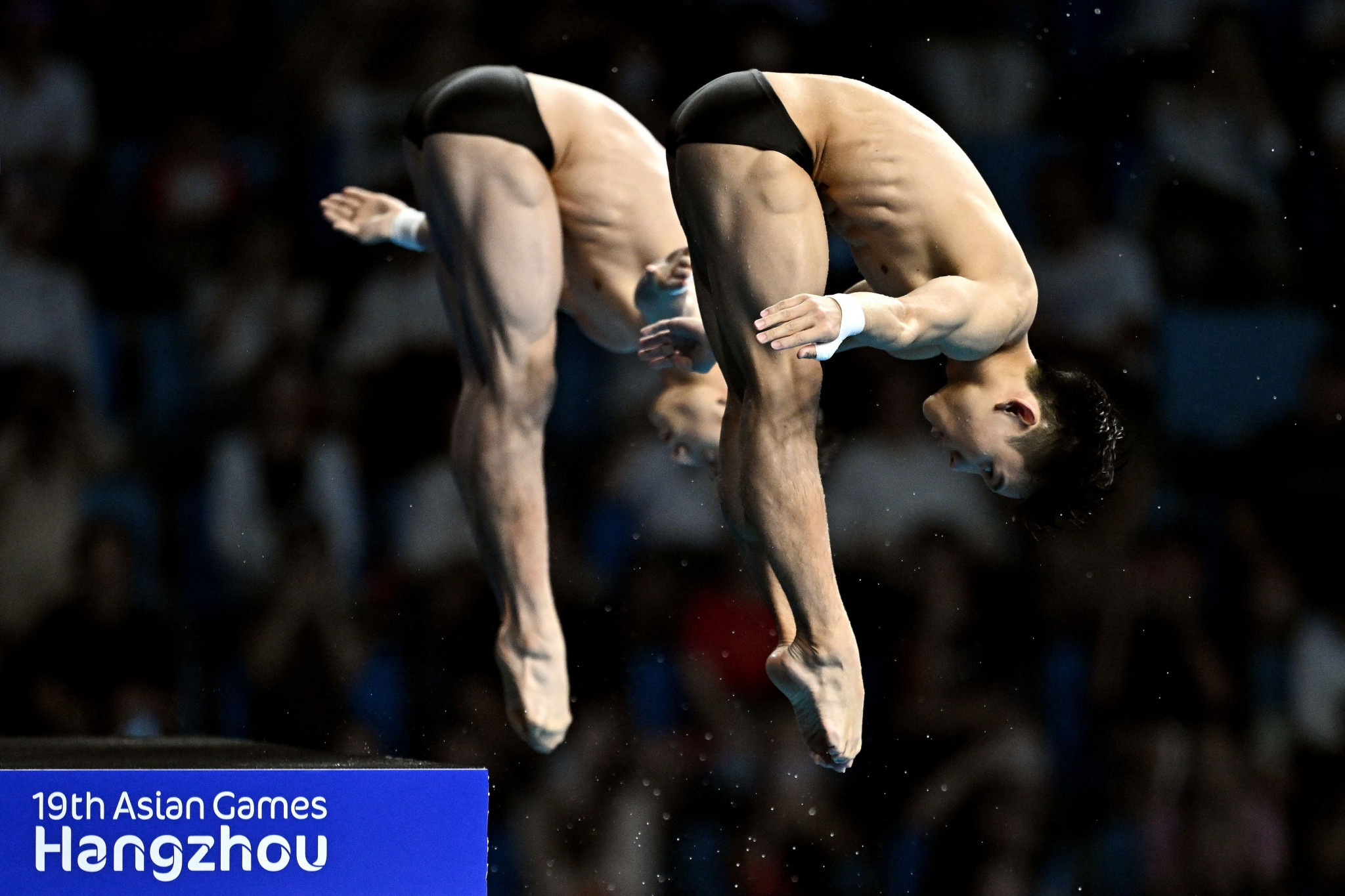 Yang Hao, left, and Lian Junjie, right, emerged victorious from the men's 10m synchronised platform final after a brilliant performance ©Getty Images