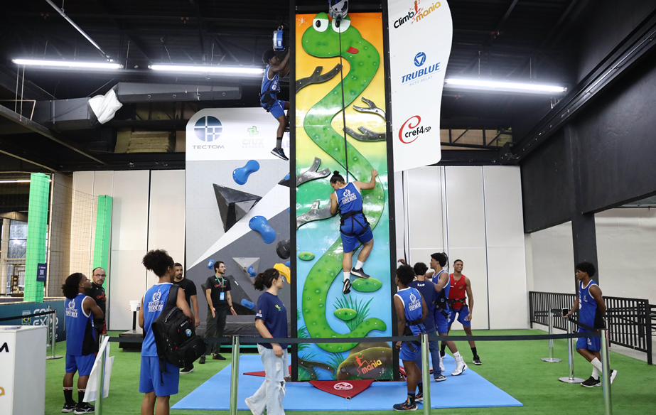 A sport climbing wall proved popular at the first COB Expo held in São Paulo ©COB