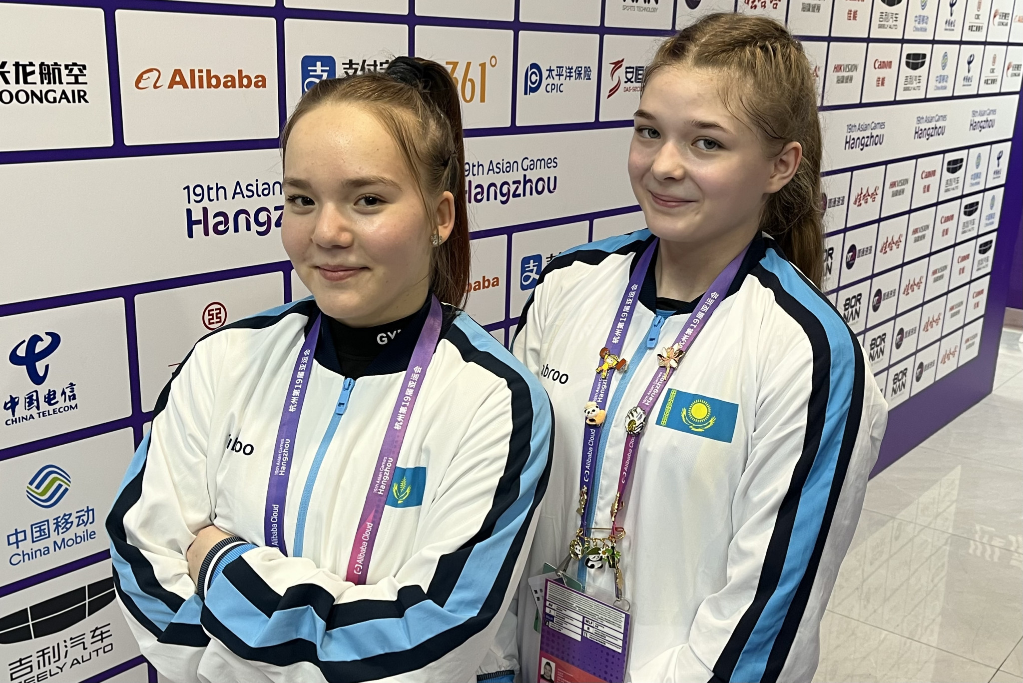 Kazakhstan team-mates Darya Balabayuk, right, and Altynay Tanibergenova both appeared in the 59 kilograms B Group in Hangzhou ©ITG