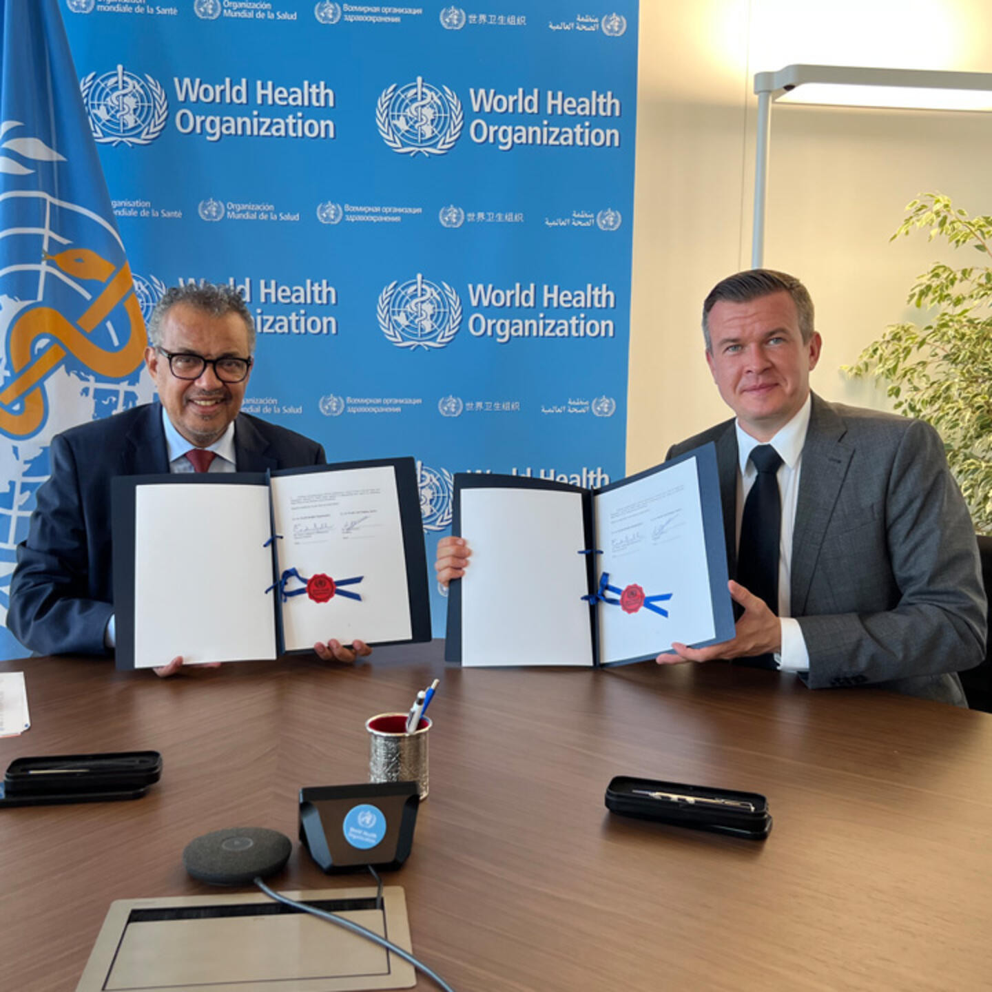 WHO director general Tedros Adhanom Ghebreyesus, left, and WADA President Witold Bańka sign an agreement to work together on promoting clean sport ©WADA