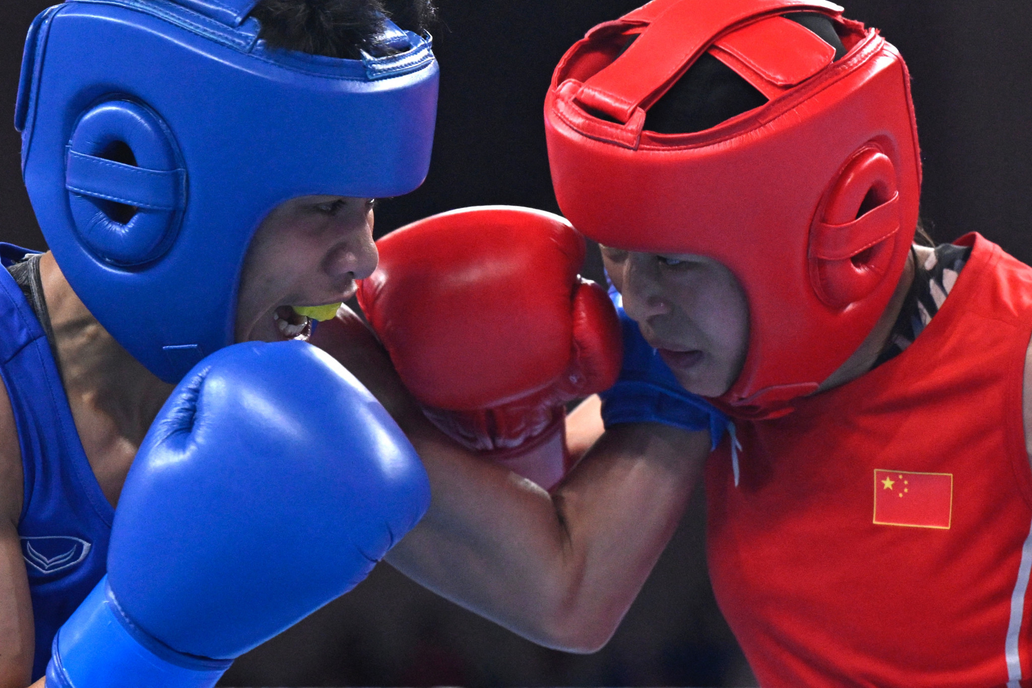 Wu Yu, right, defeated Thailand's double world medallist Chuthamat Raksat, left, in the women's under-50kg final for the first boxing gold of the Games ©Getty Images
